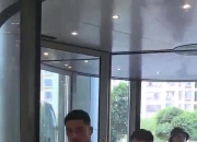 “太幸运了”！国足抵达厦门下塌酒店，王大雷为守候的球迷签名